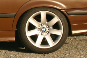 BMW Styling 44 Felge in 8x17 ET 47 mit Michelin primancy hp Reifen in 225/45/17 montiert hinten mit 10 mm Spurplatten und mit folgenden Nacharbeiten am Radlauf: Kanten gebrdelt Hier auf einem 3er BMW E36 318i (Limousine) Details zum Fahrzeug / Besitzer