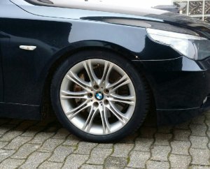 BMW M Doppelspeiche Styling 135 Felge in 8x18 ET 20 mit Continental TS 850 Reifen in 245/40/18 montiert vorn Hier auf einem 5er BMW E60 545i (Limousine) Details zum Fahrzeug / Besitzer