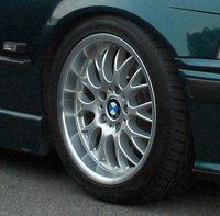 Hersteller nicht gefunden Typ 58 Felge in 8x17 ET 35 mit Uniroyal Rainsport II Reifen in 235/40/17 montiert vorn und mit folgenden Nacharbeiten am Radlauf: Kanten gebrdelt Hier auf einem 3er BMW E36 325i (Limousine) Details zum Fahrzeug / Besitzer