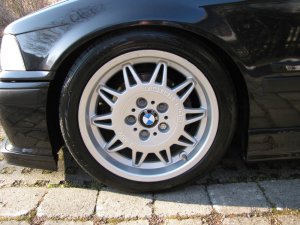 BMW Styling 22 Felge in 7.5x17 ET 41 mit Hankook Ventus V12 evo Reifen in 225/45/17 montiert vorn mit 10 mm Spurplatten Hier auf einem 3er BMW E36 323i (Limousine) Details zum Fahrzeug / Besitzer
