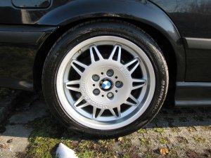 BMW Styling 22 Felge in 7.5x17 ET 41 mit Hankook Ventus V12 evo Reifen in 225/45/17 montiert hinten mit 10 mm Spurplatten Hier auf einem 3er BMW E36 323i (Limousine) Details zum Fahrzeug / Besitzer