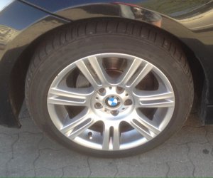 BMW Styling 194. M-Doppelspeiche Felge in 8x17 ET 34 mit Bridgestone  Reifen in 225/45/17 montiert vorn Hier auf einem 3er BMW E90 318i (Limousine) Details zum Fahrzeug / Besitzer