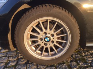 BMW Styling 32 Felge in 7x16 ET 34 mit Bridgestone Blizzak Reifen in 205/55/16 montiert vorn Hier auf einem 3er BMW E90 318i (Limousine) Details zum Fahrzeug / Besitzer