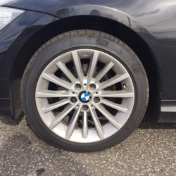 BMW Vielspeiche Felge in 8x17 ET 34 mit Bridgestone Potenza S001 Reifen in 225/45/17 montiert vorn Hier auf einem 3er BMW E90 318i (Limousine) Details zum Fahrzeug / Besitzer