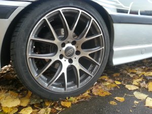 Modul  Felge in 8x18 ET 52 mit Pirelli  Reifen in 225/40/18 montiert hinten mit folgenden Nacharbeiten am Radlauf: gebrdelt und gezogen Hier auf einem 3er BMW E36 320i (Coupe) Details zum Fahrzeug / Besitzer