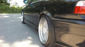 SMC Wheels S3 Felge in 9.5x18 ET 25 mit Pirelli P-Rosso Reifen in 245/30/18 montiert hinten mit 20 mm Spurplatten und mit folgenden Nacharbeiten am Radlauf: gebrdelt und gezogen Hier auf einem 3er BMW E36 323i (Coupe) Details zum Fahrzeug / Besitzer