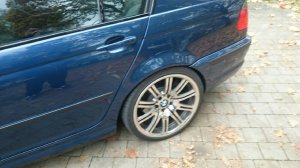 BMW M3 orginal Felge in 9.5x19 ET 27 mit kumho  Reifen in 255/30/19 montiert hinten mit folgenden Nacharbeiten am Radlauf: gebrdelt und gezogen Hier auf einem 3er BMW E46 330i (Limousine) Details zum Fahrzeug / Besitzer