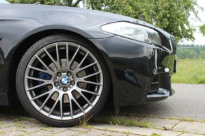 BMW Kreuzspeiche 312 Felge in 8.5x20 ET 33 mit Pirelli PZero Reifen in 245/35/20 montiert vorn mit 10 mm Spurplatten Hier auf einem 5er BMW F10 520d (Limousine) Details zum Fahrzeug / Besitzer