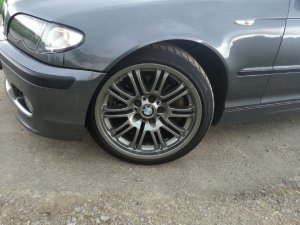 BMW M-Doppelspeiche Styling 67 Felge in 9x18 ET  mit Uniroyal Rainsport 2 Reifen in 225/40/18 montiert vorn Hier auf einem 3er BMW E46 330i (Limousine) Details zum Fahrzeug / Besitzer