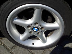 BMW Typ 1092608 Felge in 8.5x17 ET 41 mit Dunlop  Reifen in 245/40/17 montiert hinten mit folgenden Nacharbeiten am Radlauf: Kanten gebrdelt Hier auf einem 3er BMW E36 320i (Touring) Details zum Fahrzeug / Besitzer