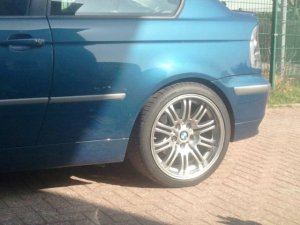 BMW M3 Felge in 9x18 ET  mit BMW  Reifen in 255/35/18 montiert hinten und mit folgenden Nacharbeiten am Radlauf: Kanten gebrdelt Hier auf einem 3er BMW E46 325ti (Compact) Details zum Fahrzeug / Besitzer