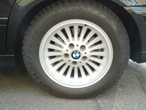 BMW Styling 33 Speichen-Design Felge in 7x16 ET 20 mit Dunlop SP Winter Sport M3 Reifen in 225/55/16 montiert hinten mit 15 mm Spurplatten Hier auf einem 5er BMW E39 530i (Limousine) Details zum Fahrzeug / Besitzer