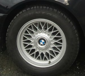 BBS Styling 5 Kreuzspeiche Felge in 7x16 ET 20 mit Dunlop SP Winter Sport M3 Reifen in 225/55/16 montiert hinten mit 15 mm Spurplatten Hier auf einem 5er BMW E39 530i (Limousine) Details zum Fahrzeug / Besitzer