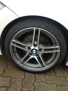 BMW 313 Performance Felge in 7.5x18 ET 49 mit Bridgestone ... Reifen in 215/40/18 montiert vorn Hier auf einem 1er BMW E82 125i (Coupe) Details zum Fahrzeug / Besitzer