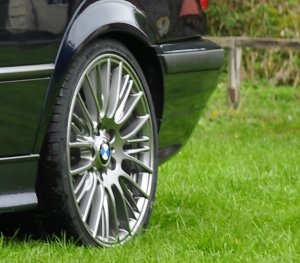 BMW Radialspeiche 388 Felge in 8x18 ET 52 mit Hankook V12 Reifen in 225/35/18 montiert hinten mit 15 mm Spurplatten Hier auf einem 3er BMW E36 325td (Limousine) Details zum Fahrzeug / Besitzer
