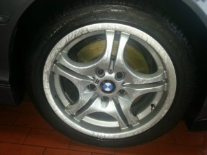 BMW ///M Felge in 7.5x17 ET 8.5 mit Michelin SP Reifen in 225/40/17 montiert vorn mit 6 mm Spurplatten und mit folgenden Nacharbeiten am Radlauf: gebrdelt und gezogen Hier auf einem 3er BMW E46 330i (Cabrio) Details zum Fahrzeug / Besitzer