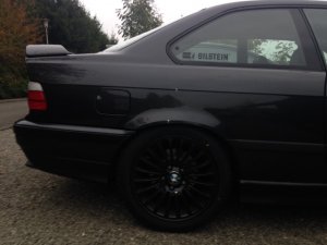 BMW Styling 73 , schwarz lackiert Felge in 7x17 ET 47 mit Falken Eurowinter HS 449 Reifen in 205/50/17 montiert hinten mit 20 mm Spurplatten Hier auf einem 3er BMW E36 325i (Coupe) Details zum Fahrzeug / Besitzer