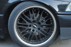 royal wheels  Felge in 8.5x18 ET 37 mit Vredestein Ultrac-Sessanta Reifen in 225/40/18 montiert vorn mit folgenden Nacharbeiten am Radlauf: gebrdelt und gezogen Hier auf einem 3er BMW E36 320i (Cabrio) Details zum Fahrzeug / Besitzer