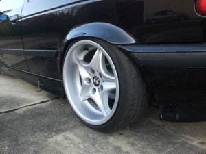 BMW Z3M Felge in 9x17 ET 8 mit Dunlop Sportmaxx Reifen in 215/40/17 montiert hinten mit 10 mm Spurplatten und mit folgenden Nacharbeiten am Radlauf: massive Aufweitung Hier auf einem 3er BMW E36 323ti (Compact) Details zum Fahrzeug / Besitzer