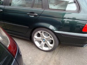 BMW Y-Speiche Felge in 8.5x18 ET 48 mit Nokian Reifen zLine Reifen in 225/40/18 montiert hinten mit 15 mm Spurplatten Hier auf einem 3er BMW E46 320d (Touring) Details zum Fahrzeug / Besitzer
