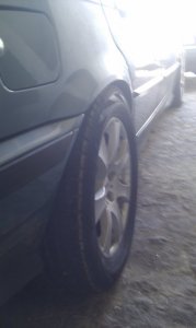 Alutec  Felge in 7x16 ET 20 mit Dunlop 3D Reifen in 205/55/16 montiert hinten mit folgenden Nacharbeiten am Radlauf: gebördelt und gezogen Hier auf einem 3er BMW E36 325i (Limousine) Details zum Fahrzeug / Besitzer