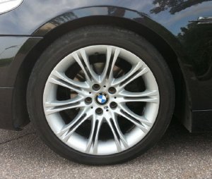 BMW  Felge in 8.5x18 ET  mit - NoName/Ebay -  Reifen in 245/40/18 montiert vorn Hier auf einem 5er BMW E61 525d (Touring) Details zum Fahrzeug / Besitzer