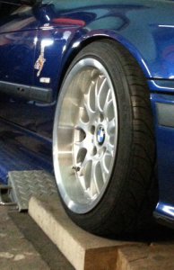 ROD Typ 0058 Felge in 8.5x17 ET 13 mit Hankook Ventus Reifen in 215/40/17 montiert vorn und mit folgenden Nacharbeiten am Radlauf: gebrdelt und gezogen Hier auf einem 3er BMW E36 316i (Compact) Details zum Fahrzeug / Besitzer