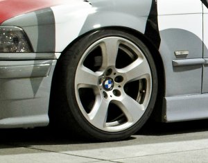 BMW Sternspeiche 243 Felge in 7.5x17 ET 43 mit Hankook V12 Reifen in 205/40/17 montiert vorn und mit folgenden Nacharbeiten am Radlauf: gebrdelt und gezogen Hier auf einem 3er BMW E36 320i (Touring) Details zum Fahrzeug / Besitzer