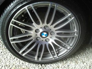 BMW Performance Felge in 8.5x18 ET 50 mit Bridgestone 90Y Reifen in 255/35/18 montiert hinten mit 20 mm Spurplatten und mit folgenden Nacharbeiten am Radlauf: Kanten gebrdelt Hier auf einem 3er BMW E46 320i (Coupe) Details zum Fahrzeug / Besitzer