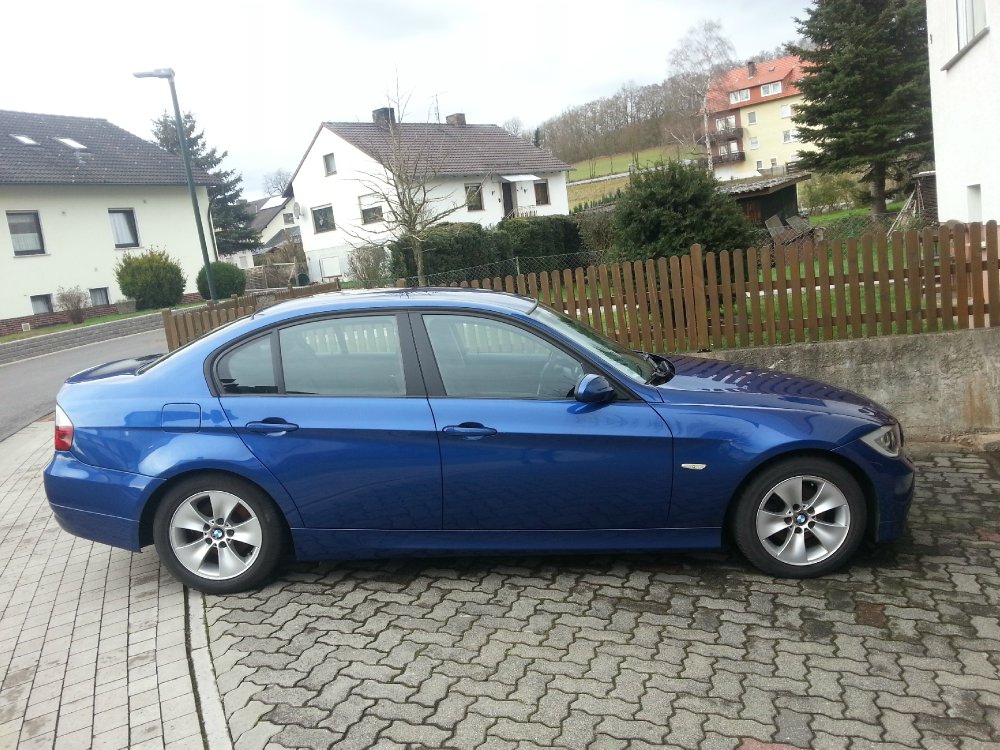 Blauer E90 318i - 3er BMW - E90 / E91 / E92 / E93