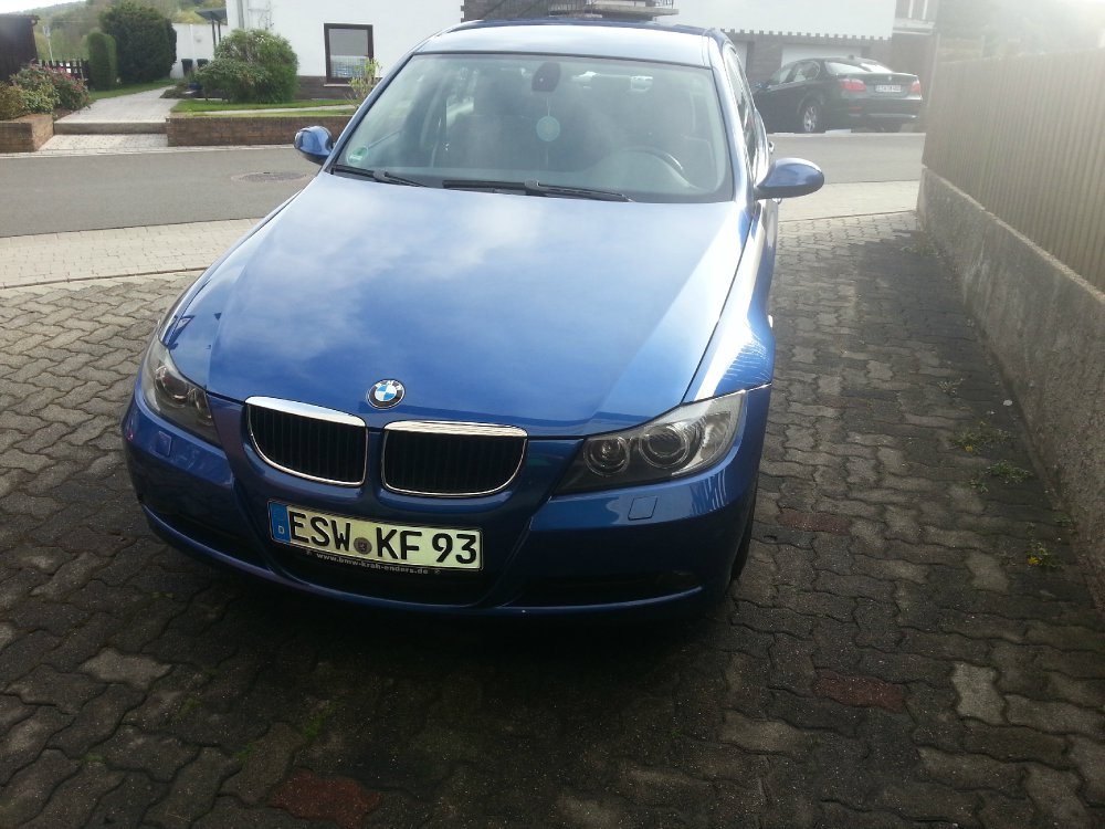 Blauer E90 318i - 3er BMW - E90 / E91 / E92 / E93