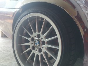 BMW Styling 32 Felge in 8.5x17 ET 20 mit Dunlop SP Reifen in 205/35/17 montiert hinten mit folgenden Nacharbeiten am Radlauf: gebrdelt und gezogen Hier auf einem 3er BMW E36 320i (Limousine) Details zum Fahrzeug / Besitzer