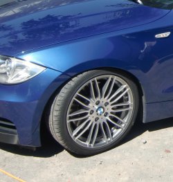 BMW Performance Felge in 7.5x18 ET 38 mit Bridgestone  Reifen in 215/40/18 montiert vorn mit 10 mm Spurplatten Hier auf einem 1er BMW E82 135i (Coupe) Details zum Fahrzeug / Besitzer