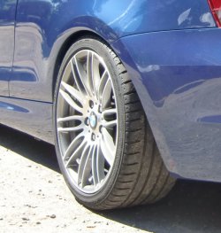 BMW Performance Felge in 8.5x18 ET 38 mit Bridgestone  Reifen in 235/35/18 montiert hinten mit 10 mm Spurplatten Hier auf einem 1er BMW E82 135i (Coupe) Details zum Fahrzeug / Besitzer