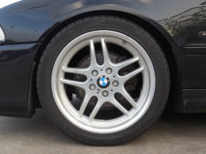 BMW M Parallelspeiche 37 Felge in 8x18 ET 20 mit kumho Ecsta LE Sport KU39 Reifen in 245/40/18 montiert vorn mit 15 mm Spurplatten Hier auf einem 5er BMW E39 530i (Limousine) Details zum Fahrzeug / Besitzer