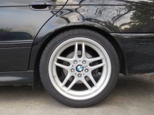 BMW M Parallelspeiche 37 Felge in 9x18 ET 24 mit kumho Ecsta LE Sport KU39 Reifen in 275/35/18 montiert hinten mit 10 mm Spurplatten Hier auf einem 5er BMW E39 530i (Limousine) Details zum Fahrzeug / Besitzer