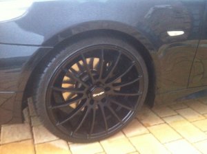 Tomason TN9 Black Edition Felge in 8.5x20 ET 20 mit Falken FK-453 Reifen in 245/30/20 montiert vorn Hier auf einem 5er BMW E60 550i (Limousine) Details zum Fahrzeug / Besitzer