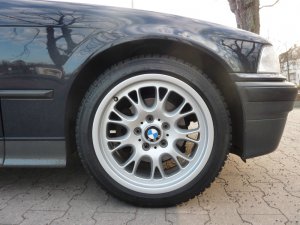 BMW Styling 133 Felge in 8x17 ET 47 mit Bridgestone Blizzak LM-22 RFL Reifen in 225/45/17 montiert vorn Hier auf einem 3er BMW E36 316i (Limousine) Details zum Fahrzeug / Besitzer