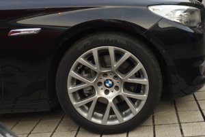 BMW Doppelspeiche 238 Felge in 9x19 ET 39 mit Pirelli P Zero Reifen in 245/45/19 montiert vorn Hier auf einem 5er BMW F07 530d (Gran Turismo) Details zum Fahrzeug / Besitzer