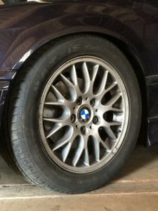BMW Style 42 Felge in 7x16 ET 42 mit Maxxis  Reifen in 225/50/16 montiert vorn mit 10 mm Spurplatten Hier auf einem 3er BMW E36 318i (Cabrio) Details zum Fahrzeug / Besitzer