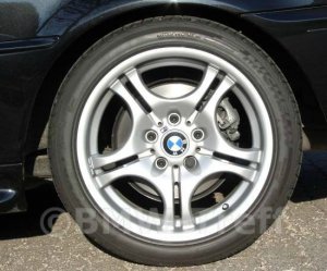 BMW Style 68 M-Doppelspeiche Felge in 7.5x17 ET 41 mit Pirelli Winter Reifen in 225/45/17 montiert vorn Hier auf einem 3er BMW E46 330i (Limousine) Details zum Fahrzeug / Besitzer