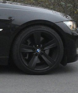 BMW 189 Felge in 8.5x18 ET 37 mit Uniroyal MS Plus 77 Reifen in 225/40/18 montiert vorn mit 15 mm Spurplatten Hier auf einem 3er BMW E92 335i (Coupe) Details zum Fahrzeug / Besitzer