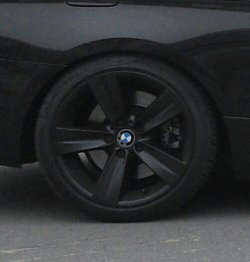 BMW 189 Felge in 8.5x18 ET 37 mit Uniroyal MS Plus 77 Reifen in 225/40/18 montiert hinten mit 25 mm Spurplatten und mit folgenden Nacharbeiten am Radlauf: Kanten gebrdelt Hier auf einem 3er BMW E92 335i (Coupe) Details zum Fahrzeug / Besitzer