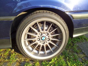 BMW Styling 32 Felge in 9x17 ET 26 mit Falken Ziex Reifen in 215/40/17 montiert hinten und mit folgenden Nacharbeiten am Radlauf: Kanten gebrdelt Hier auf einem 3er BMW E36 320i (Coupe) Details zum Fahrzeug / Besitzer
