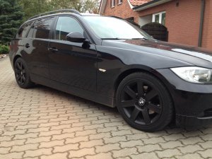 BMW Style 44 Felge in 8x17 ET 47 mit Vredestein Wintrac Xtreme Reifen in 225/45/17 montiert vorn mit 20 mm Spurplatten Hier auf einem 3er BMW E91 320d (Touring) Details zum Fahrzeug / Besitzer