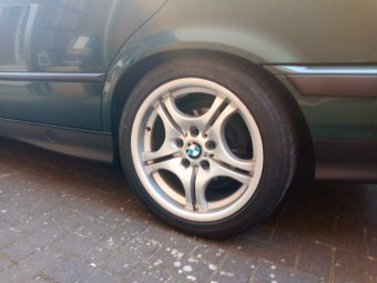 BMW Styling 68 M Doppelspeiche Felge in 8.5x17 ET 50 mit Falken Azensis FK510 Reifen in 245/40/17 montiert hinten mit 10 mm Spurplatten und mit folgenden Nacharbeiten am Radlauf: Kanten gebrdelt Hier auf einem 3er BMW E36 318i (Touring) Details zum Fahrzeug / Besitzer