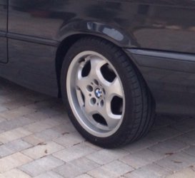 BMW Styling 23 Felge in 7x17 ET 41 mit GT Radial x Reifen in 215/45/17 montiert hinten mit 20 mm Spurplatten und mit folgenden Nacharbeiten am Radlauf: Kanten gebrdelt Hier auf einem 3er BMW E36 325i (Cabrio) Details zum Fahrzeug / Besitzer