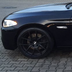 BMW  Felge in 8.5x20 ET 30 mit Bridgestone Re050 Reifen in 245/35/20 montiert vorn mit 10 mm Spurplatten Hier auf einem 5er BMW F10 530d (Limousine) Details zum Fahrzeug / Besitzer