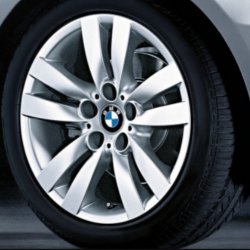 BMW Doppelspeiche 161 Felge in 8x17 ET 34 mit Bridgestone Sommer Reifen in 225/45/17 montiert vorn Hier auf einem 3er BMW E91 325i (Touring) Details zum Fahrzeug / Besitzer
