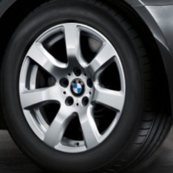 BMW Sternspeiche 233 Felge in 8x17 ET 30 mit Vredestein Winterreifen Reifen in 225/45/17 montiert hinten Hier auf einem 3er BMW E91 325i (Touring) Details zum Fahrzeug / Besitzer